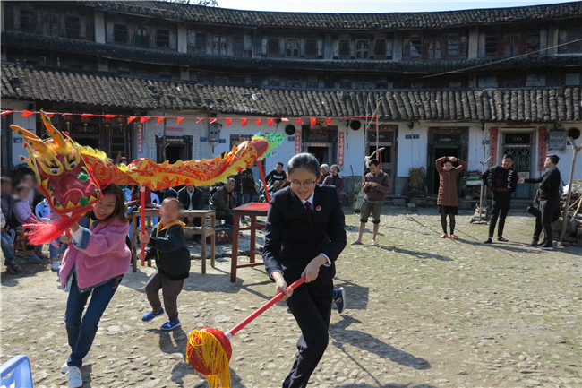 福建漳州：未检团队为孤儿及留守儿童送关爱